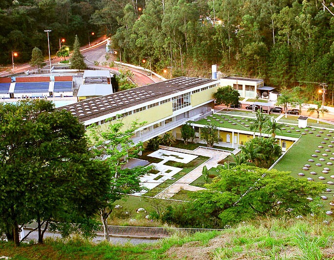 Vista aérea do Balneário Municipal de Águas de Lindóia, cercado por áreas verdes e com arquitetura moderna.