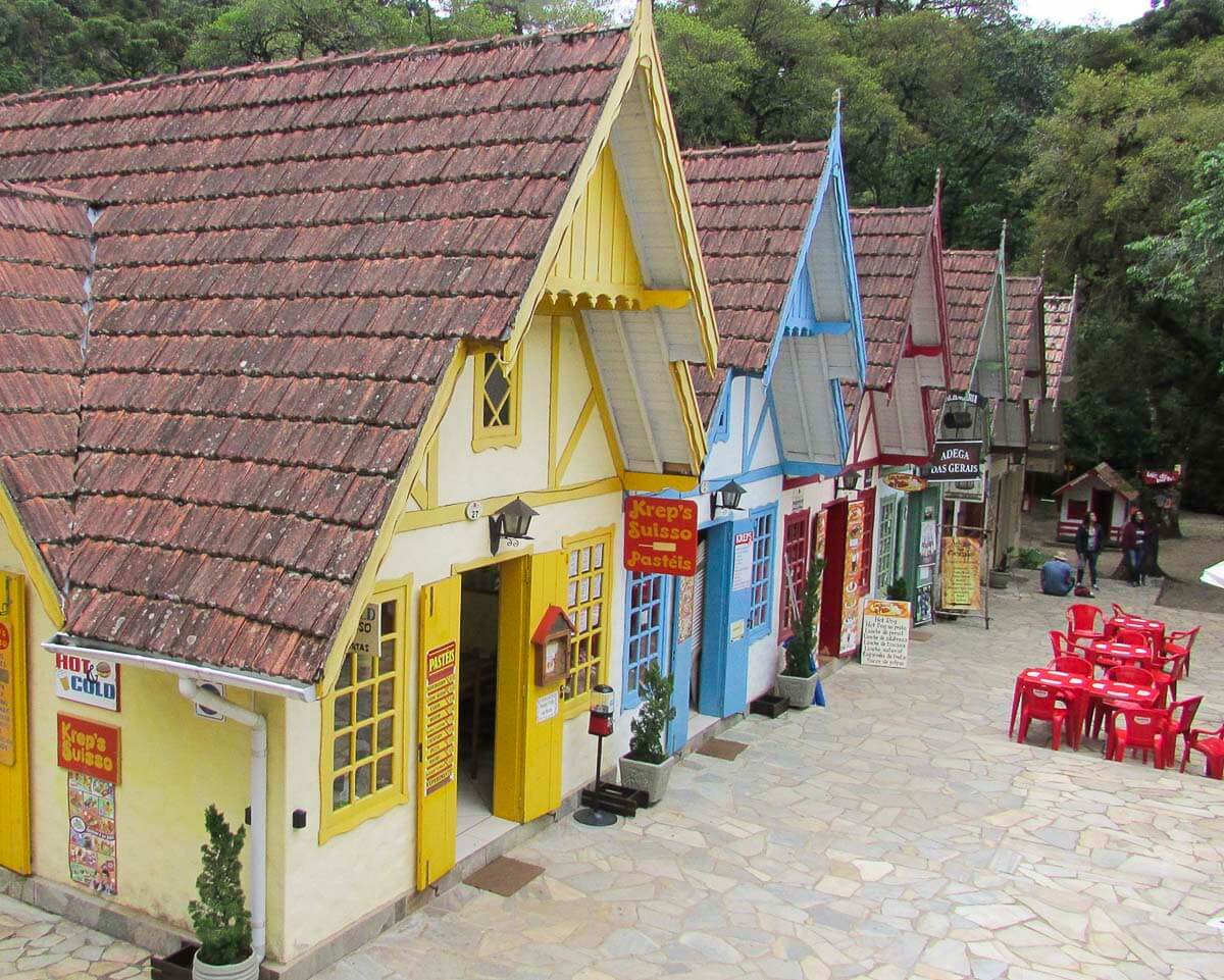 Casas coloridas em estilo alpino abrigando lojas e lanchonetes no centro turístico de Monte Verde MG.