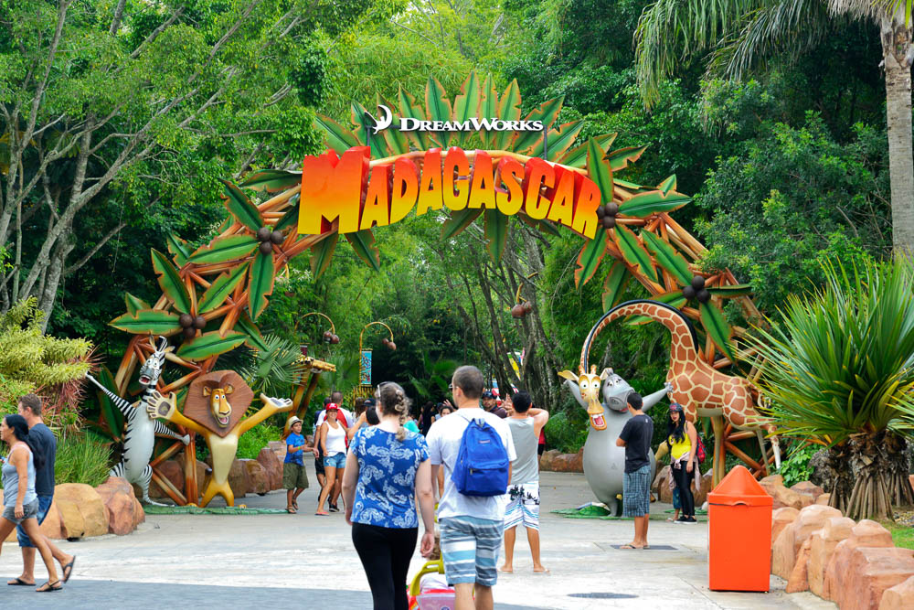 Entrada da área Madagascar no Beto Carrero World com esculturas dos personagens do filme em meio à vegetação.