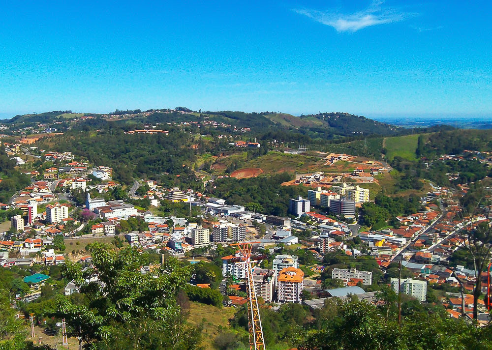 Região central de Serra Negra cercada por morros verdes e casas coloridas, excelente referência pra quem busca onde ficar em Serra Negra com boa estrutura.