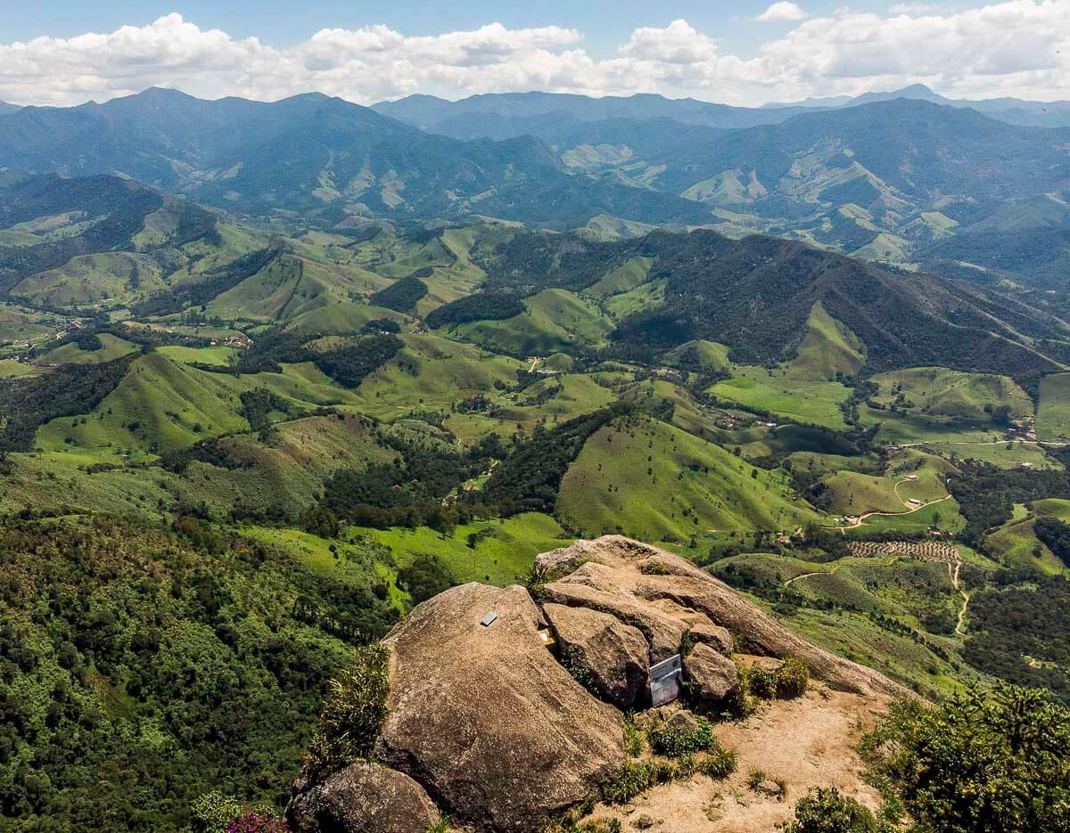 Vista panorâmica da região da Pedra Selada, com vales e montanhas verdes ao fundo em Visconde de Mauá.