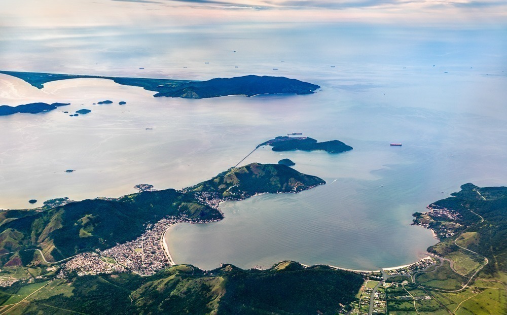 Vista aérea da costa com enseadas, praias e ilhas entre Angra dos Reis e Mangaratiba.