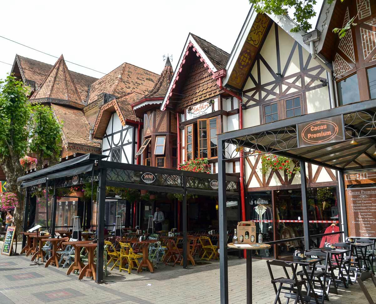Fachadas coloridas de restaurantes e lojas no centrinho de Campos do Jordão, com estilo europeu.