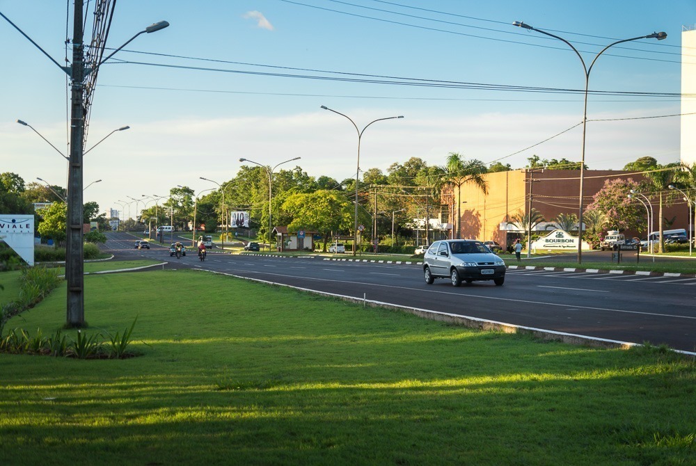 Avenida das Cataratas, principal via de acesso a hotéis e atrações em Foz do Iguaçu.