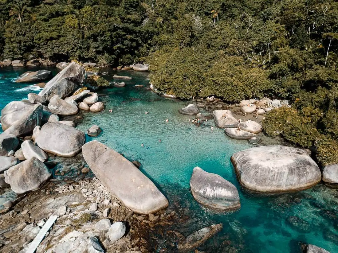 Piscina Natural do Cachadaço, em Trindade, com águas claras e grandes pedras.