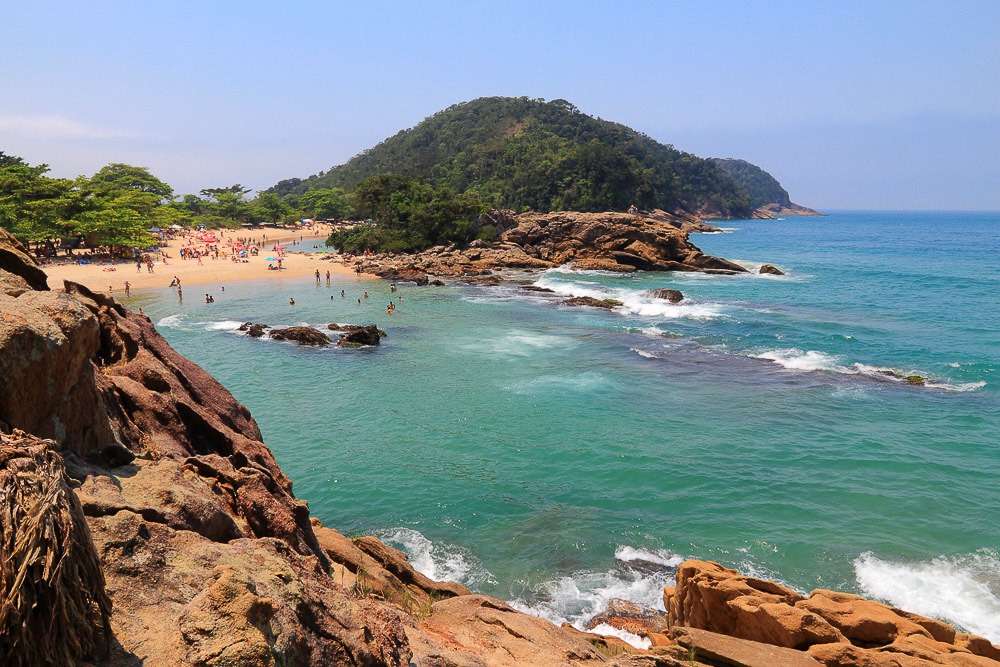 Praia do Meio, em Trindade, vista da encosta rochosa com mar cristalino.