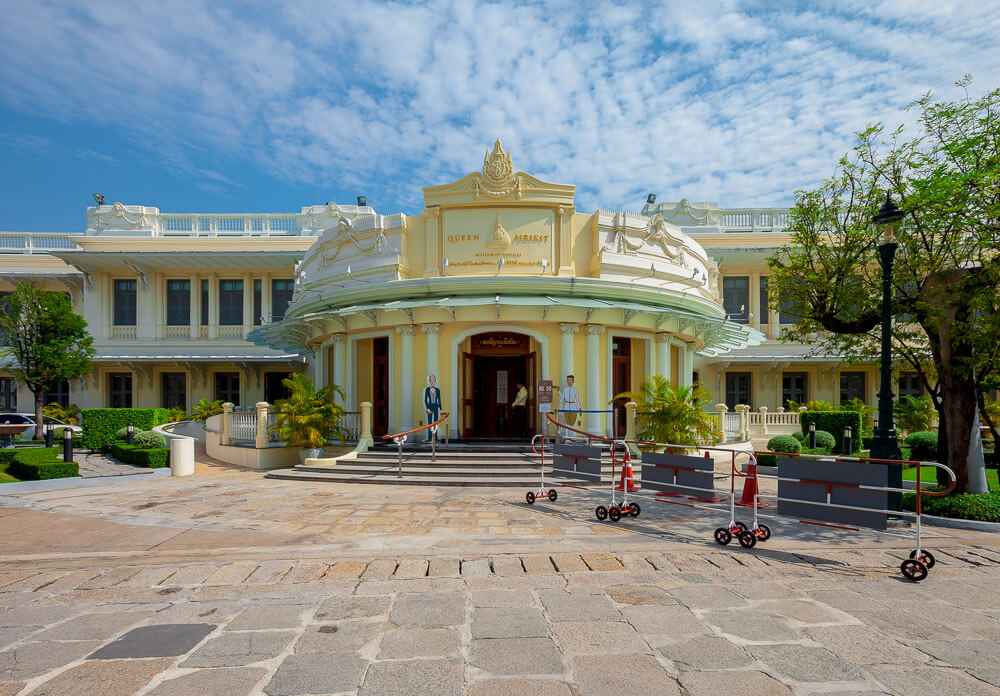 Fachada do Queen Sirikit Museum of Textiles em dia ensolarado.