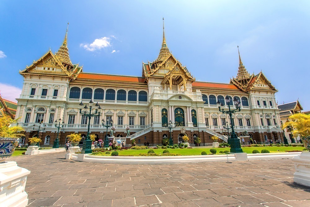 Prédio do Chakri Maha Prasat Hall com telhados ornamentados e céu azul.