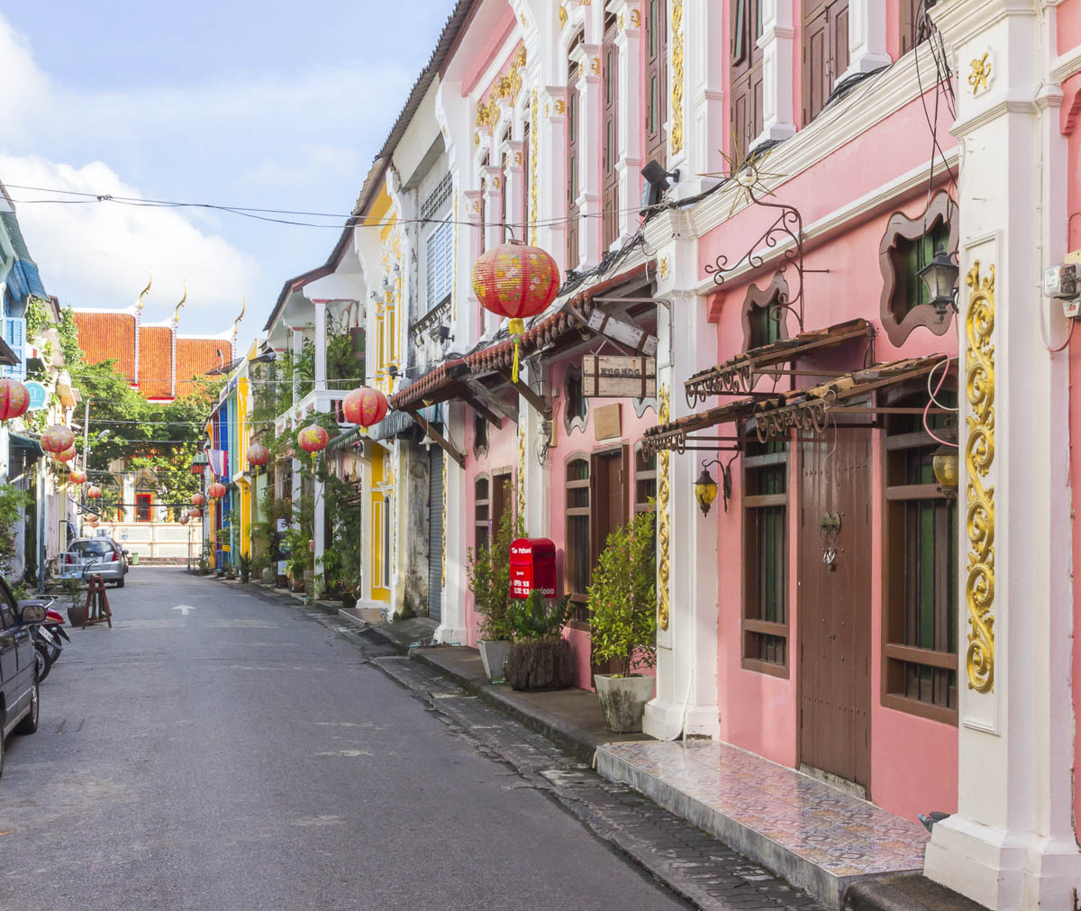 Fachadas coloridas com arquitetura sino-portuguesa e lanternas vermelhas na rua Soi Rommanee, em Phuket Old Town.