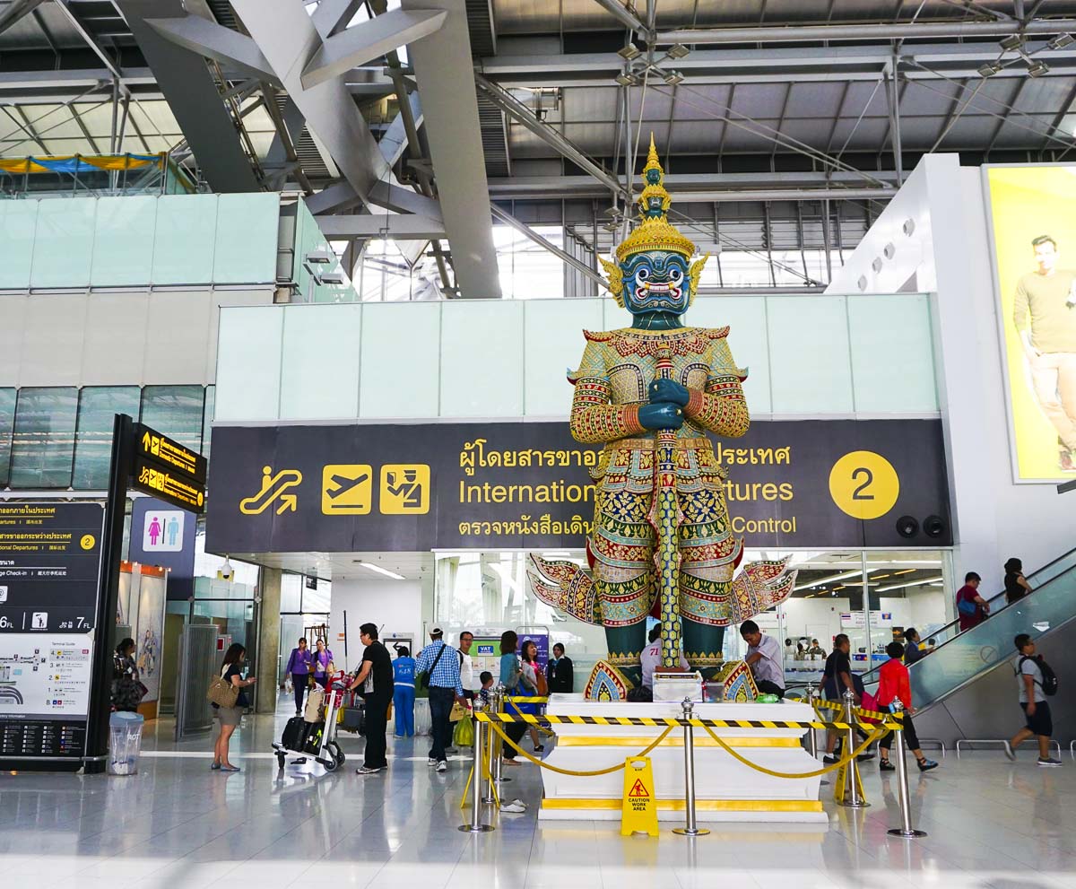 Estátua tradicional tailandesa no saguão do aeroporto Suvarnabhumi em Bangkok.