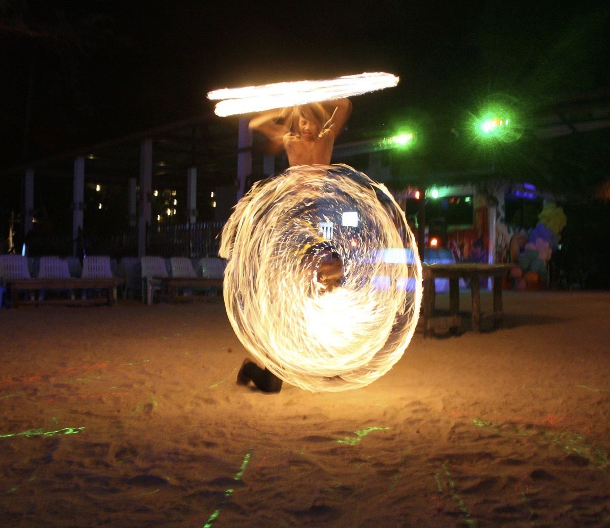 Apresentação de malabarismo com fogo em festa noturna na praia das Ilhas Phi Phi.