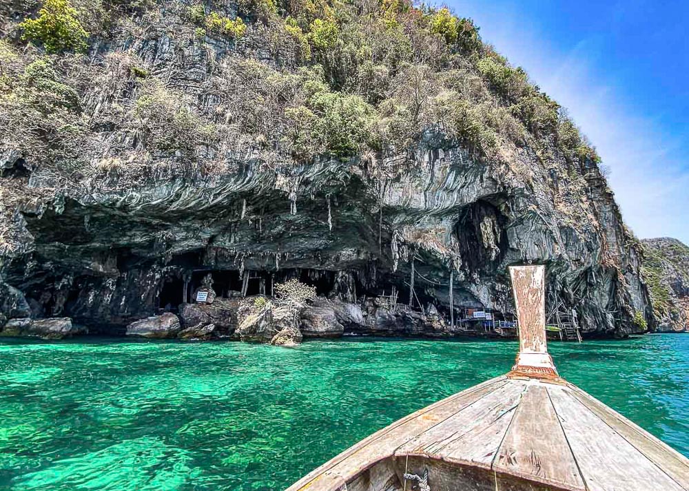 Entrada da Pi Leh Bay com água verde-esmeralda e falésias verticais nas margens.