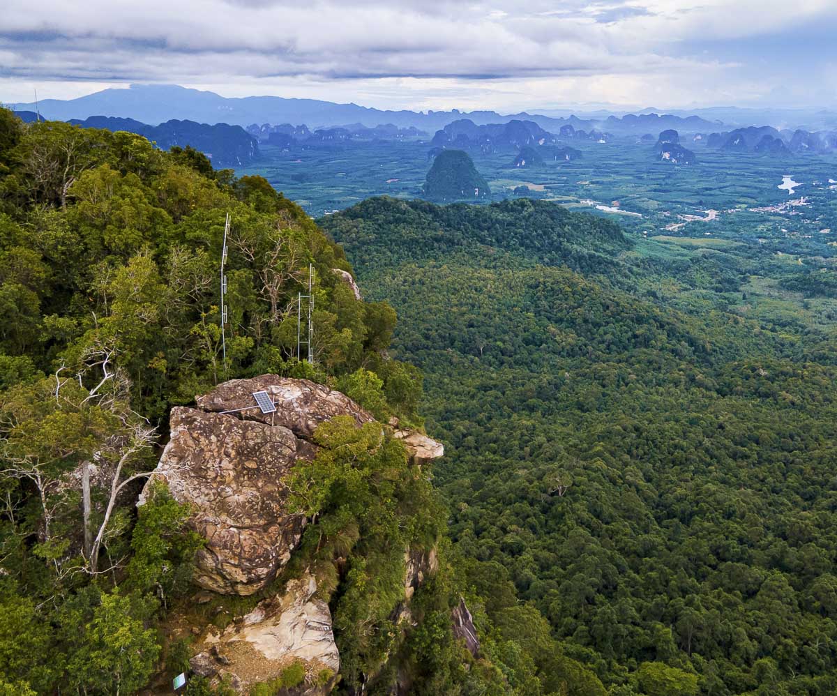 Vista panorâmica do topo da Dragon Crest Mountain com floresta densa e montanhas ao fundo em Krabi.