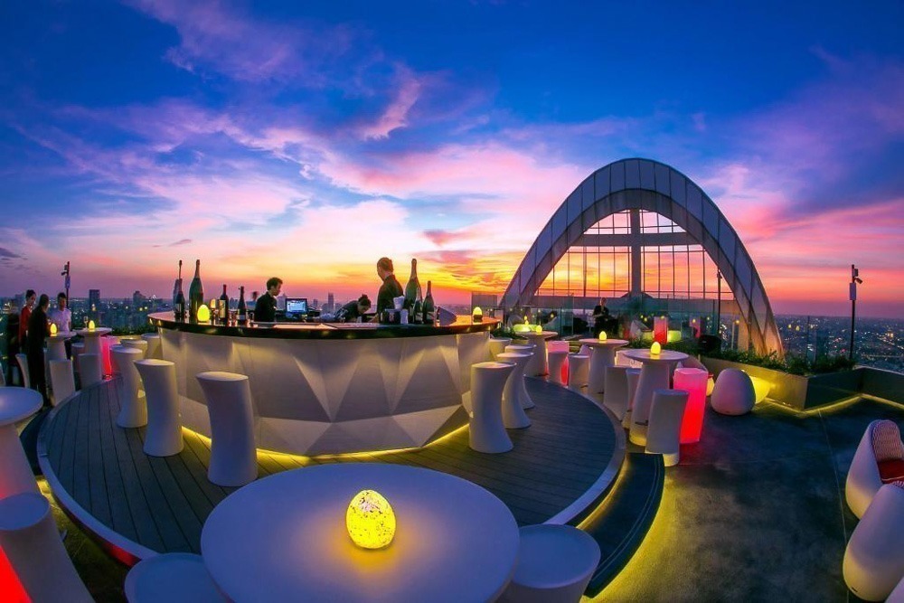 CRU Champagne Bar com visual futurista e vista panorâmica de Bangkok ao entardecer.