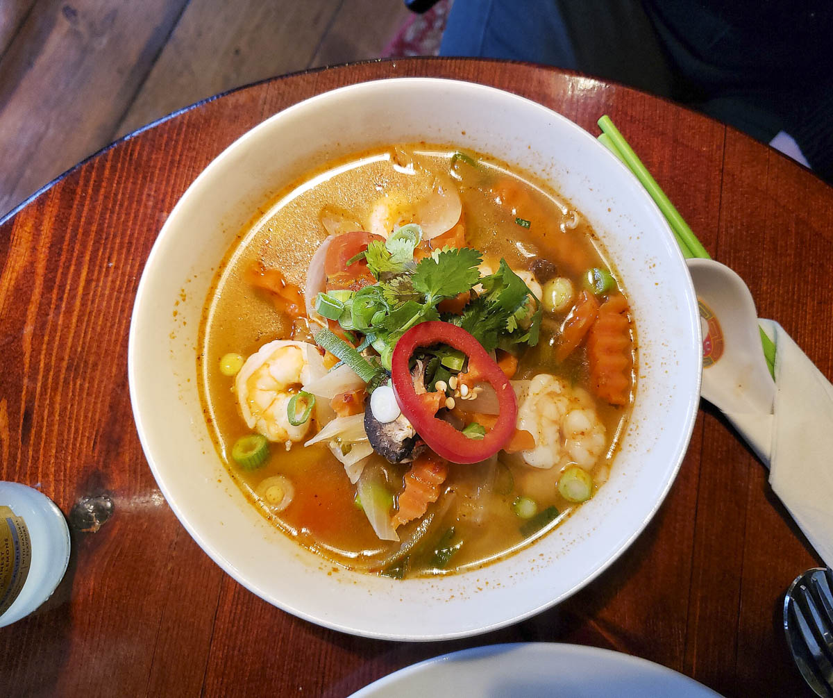Sopa tailandesa Tom Yum com camarão, legumes e pimenta vermelha.