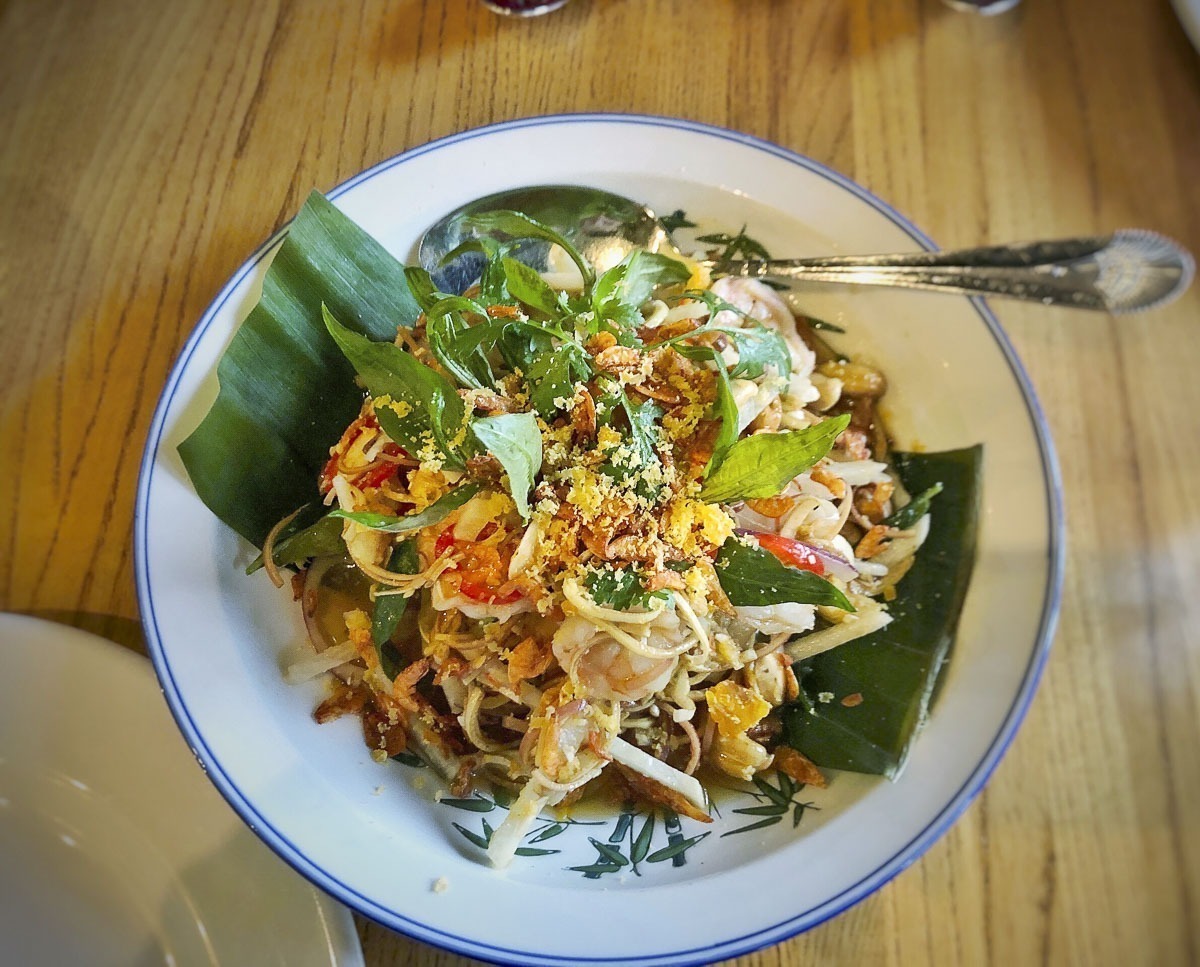 Salada tailandesa com vegetais, ervas frescas e especiarias.
