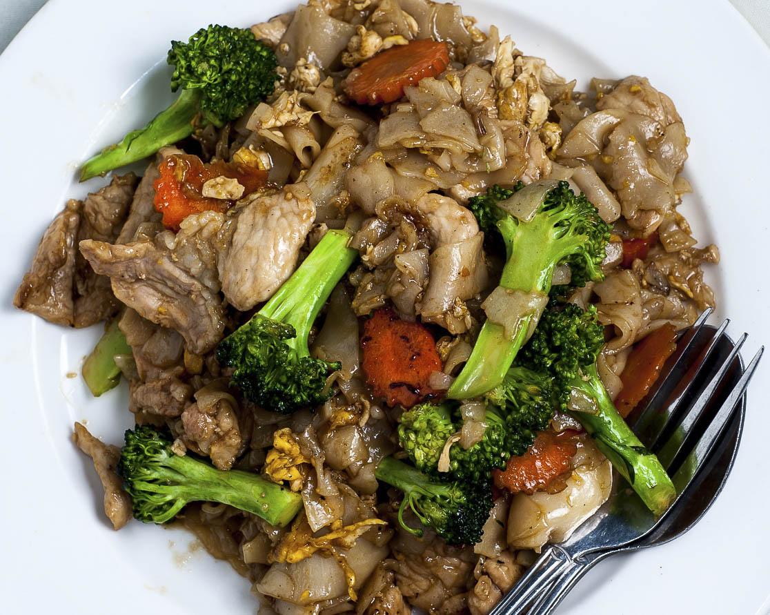 Prato de Pad See Ew com macarrão de arroz, vegetais e carne.