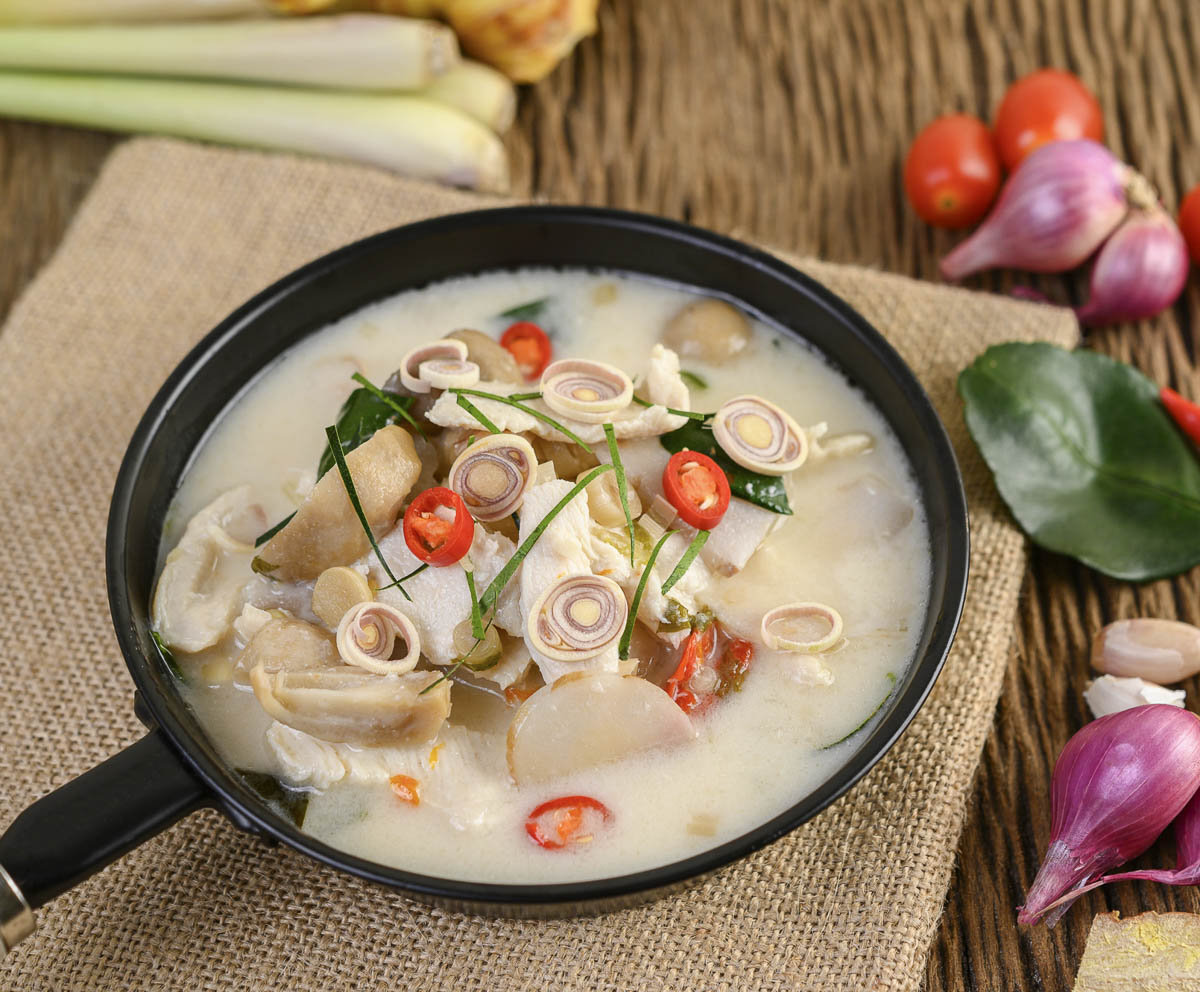 Sopa tailandesa Tom Kha Gai com frango, cogumelos e leite de coco.