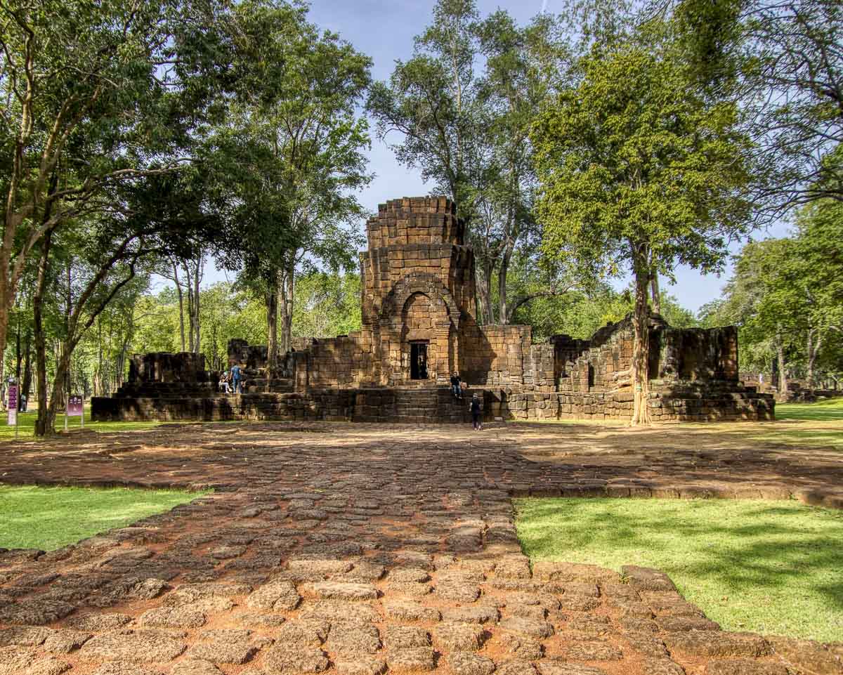Ruínas do templo de pedra Prasat Muang Singh cercado por árvores em Kanchanaburi.