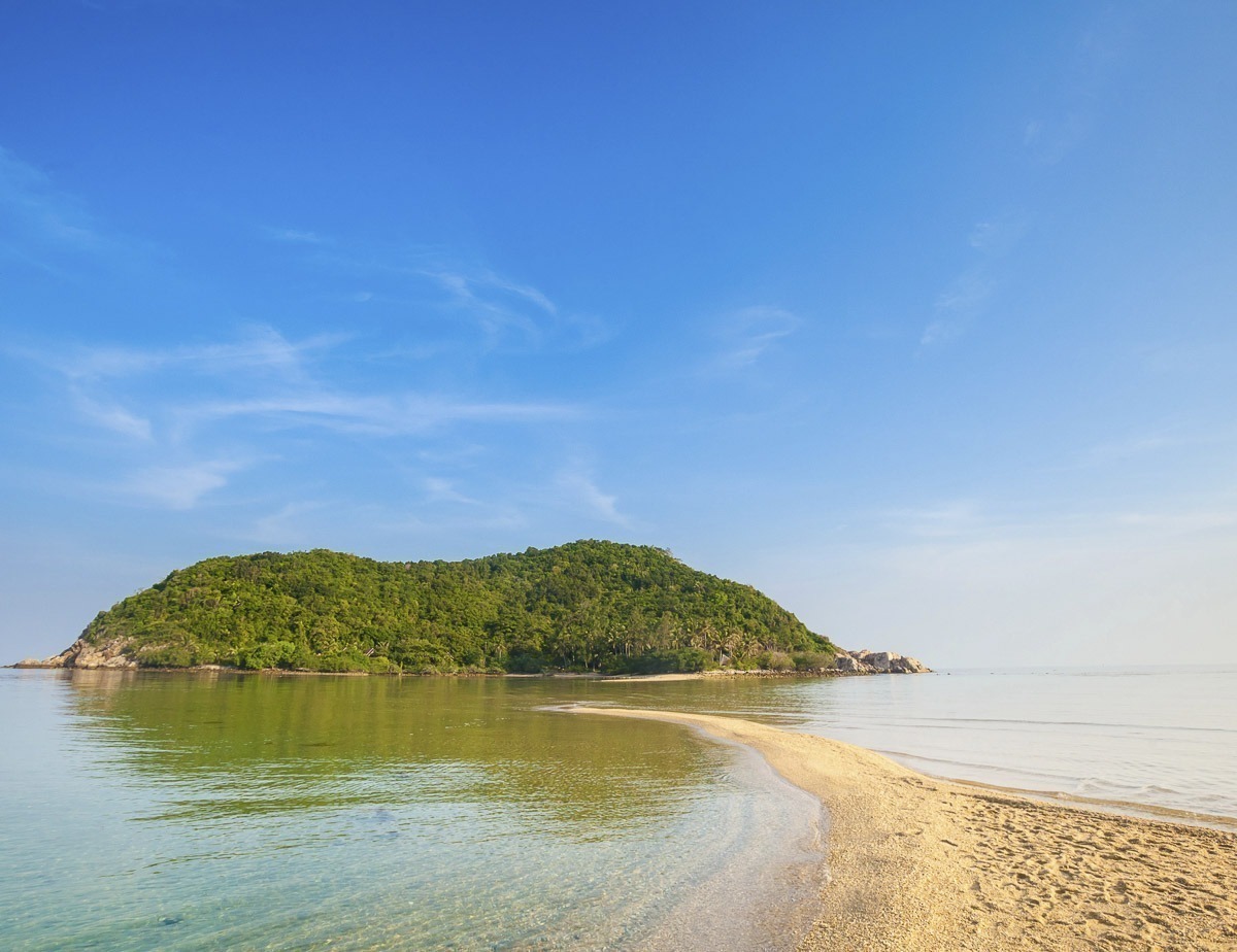 Faixa de areia ligando duas áreas da ilha com mar calmo ao redor e vegetação densa em Koh Phangan.