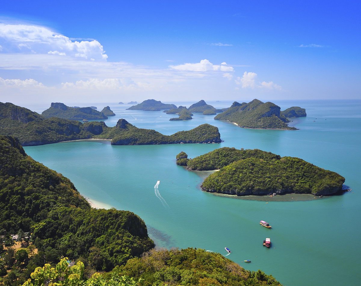 Vista panorâmica do arquipélago Ang Thong Marine Park com dezenas de ilhas cobertas por vegetação tropical cercadas por mar turquesa.