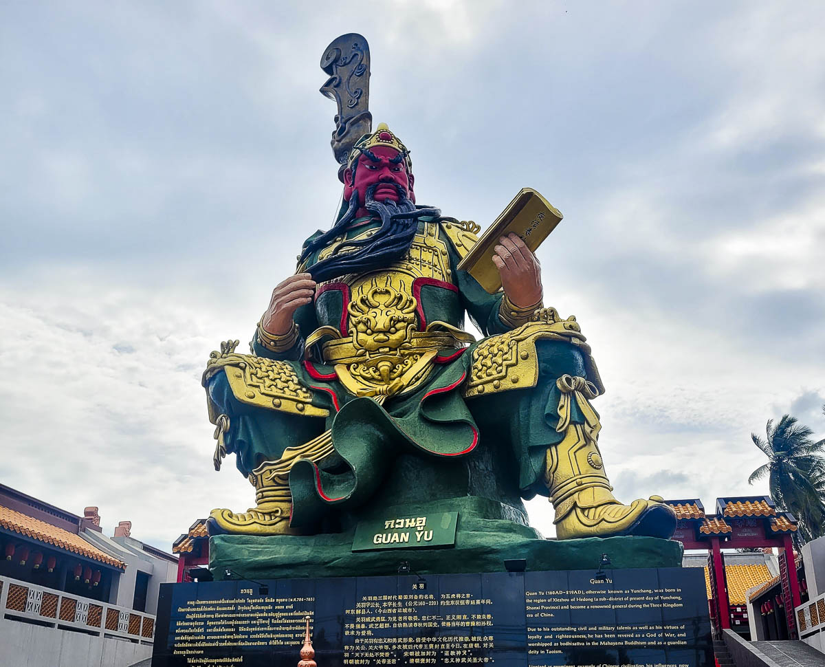 Estátua colorida gigante de Guan Yu em Koh Samui, com detalhes dourados, verdes e vermelhos.