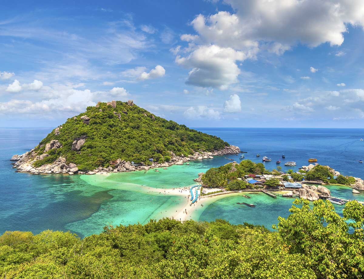 Vista aérea da ilha Koh Nang Yuan com vegetação densa, águas cristalinas e faixa de areia conectando pequenas ilhas.