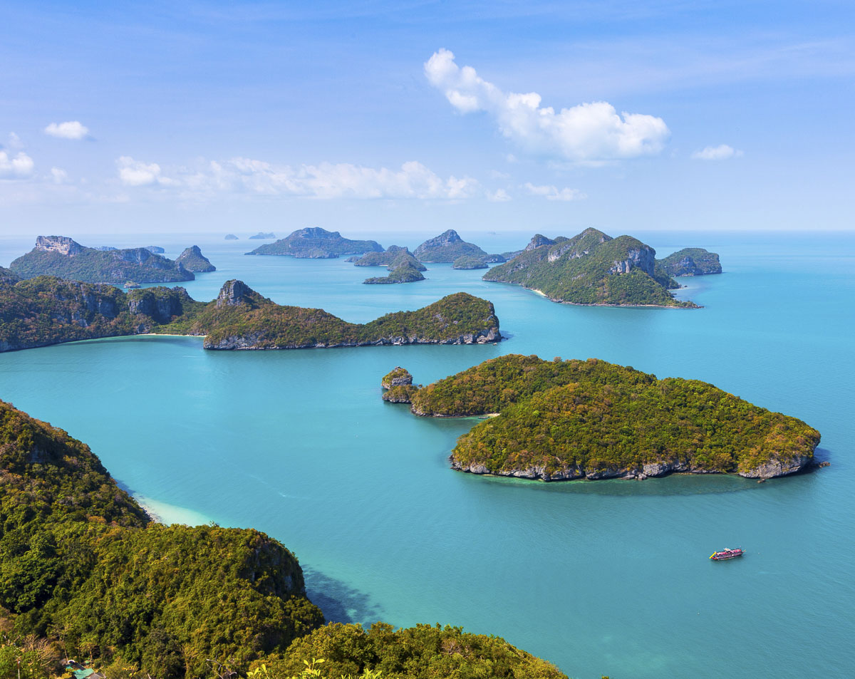 Vista panorâmica do Ang Thong Marine Park com ilhas cobertas por vegetação e mar azul-turquesa.
