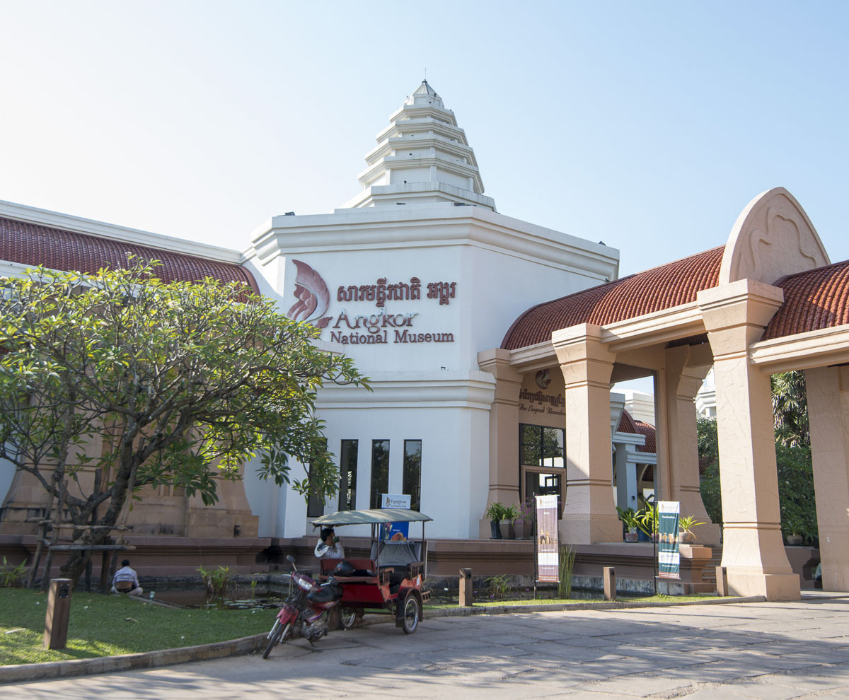 Fachada moderna do Museu Nacional de Angkor com entrada ampla e fachada clara.