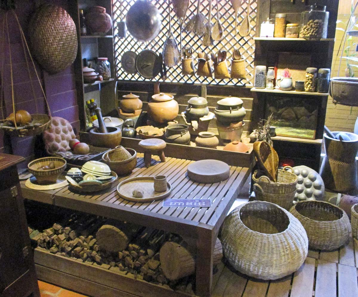 Sala com exibição de utensílios de cozinha tradicionais do Camboja.