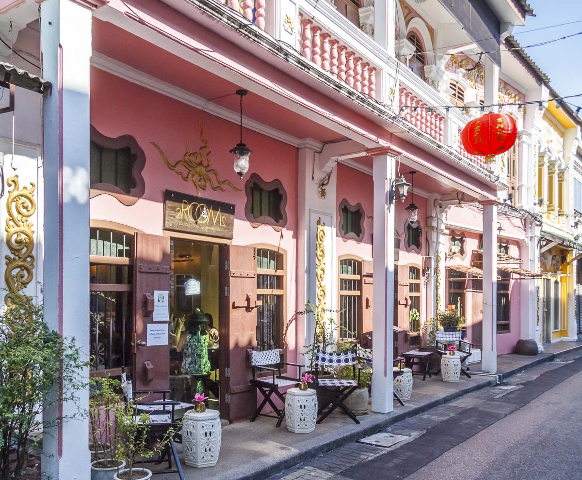 Fachadas coloridas com arquitetura sino-portuguesa em rua charmosa de Phuket Old Town, na Tailândia.