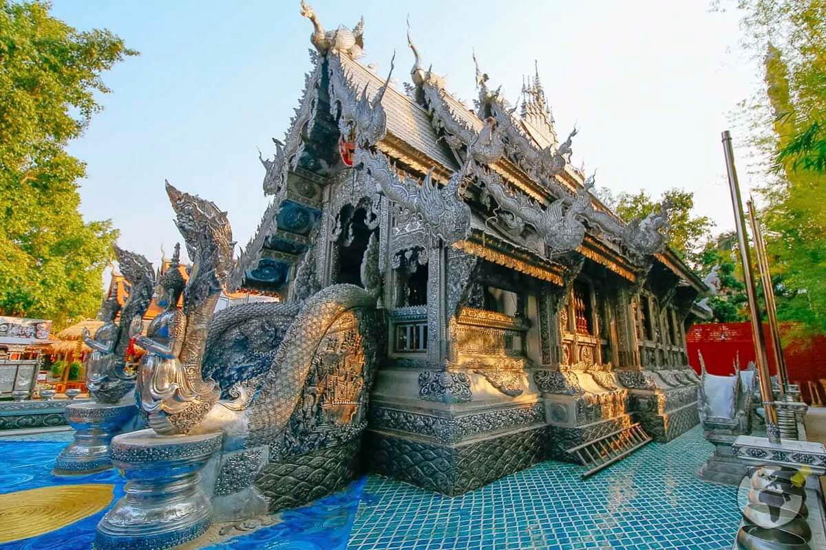 Estrutura do Wat Sri Suphan inteiramente revestida em prata, com esculturas detalhadas e piso azul.