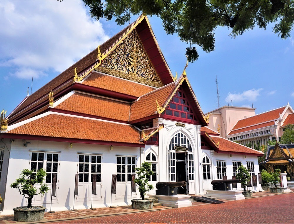 Fachada principal do Museu Nacional de Bangkok, com arquitetura tradicional tailandesa.