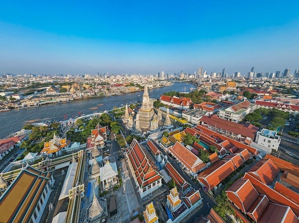 Vista panorâmica do Wat Arun às margens do rio Chao Phraya em Bangkok.
