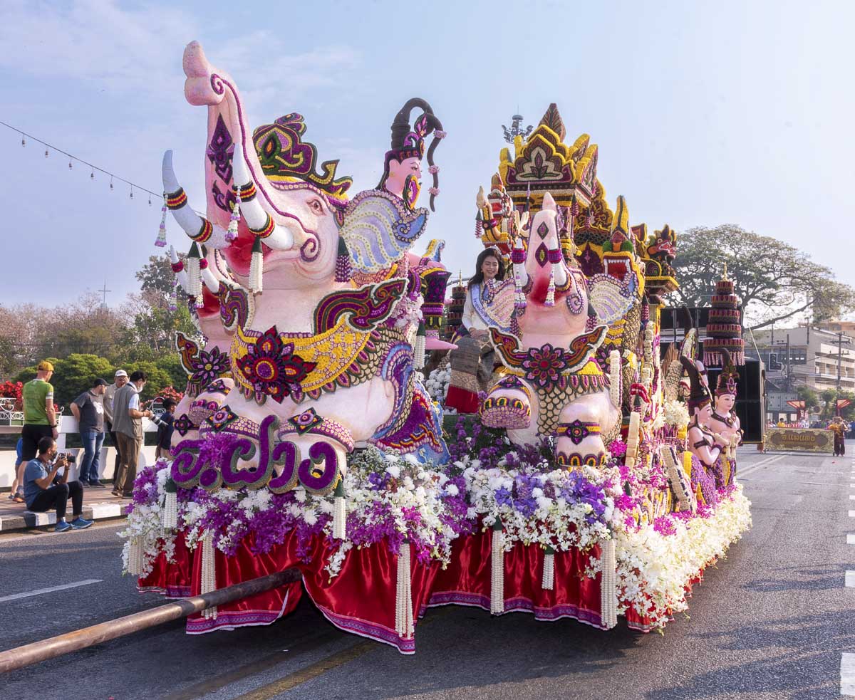 Carro alegórico decorado com flores coloridas em formato de elefante no Festival das Flores de Chiang Mai, na Tailândia.