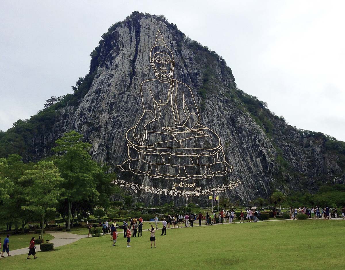 Imagem de Buda dourada gravada na encosta de uma montanha em Khao Chi Chan, próxima a Pattaya.