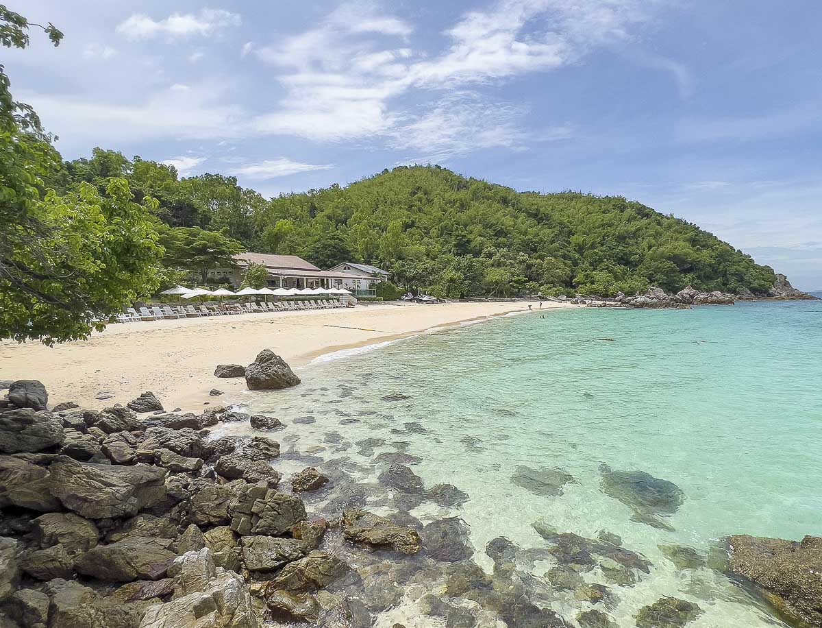 Praia de areia clara e mar azul-turquesa na ilha de Koh Larn, próxima a Pattaya.