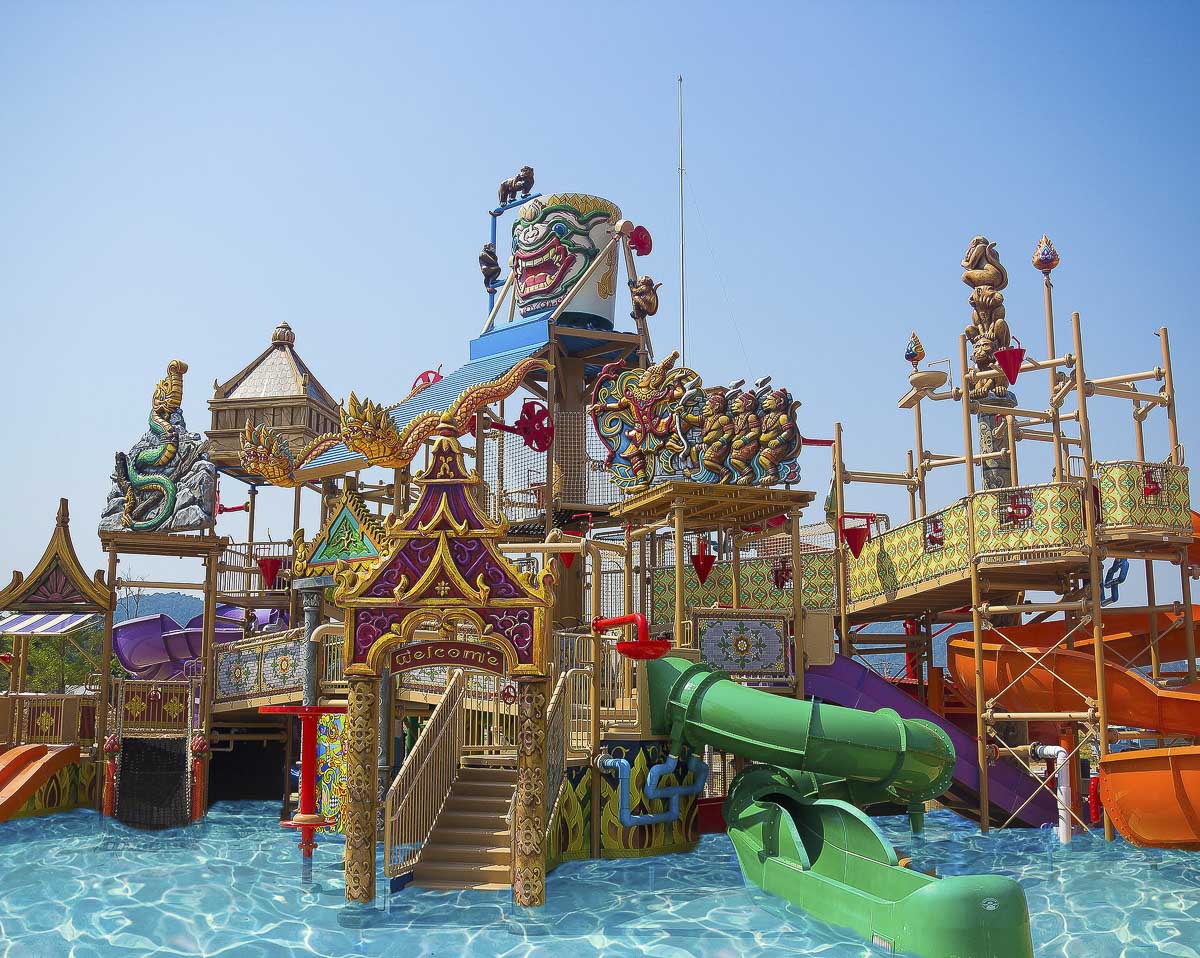 Estruturas coloridas com toboáguas e esculturas temáticas no parque aquático Ramayana, em Pattaya.