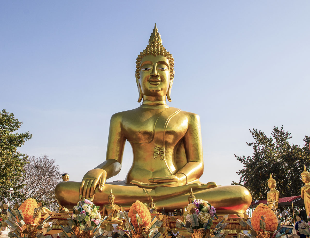 Estátua dourada gigante de Buda sentado no templo Wat Phra Yai, em Pattaya, na Tailândia.