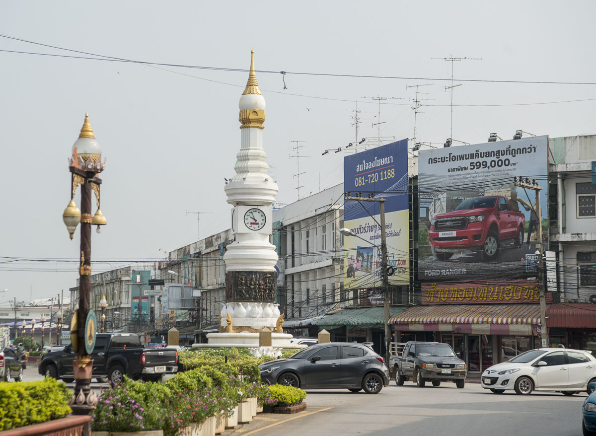 Torre de relógio branca com topo dourado no centro da cidade moderna de Sukhothai, Tailândia.