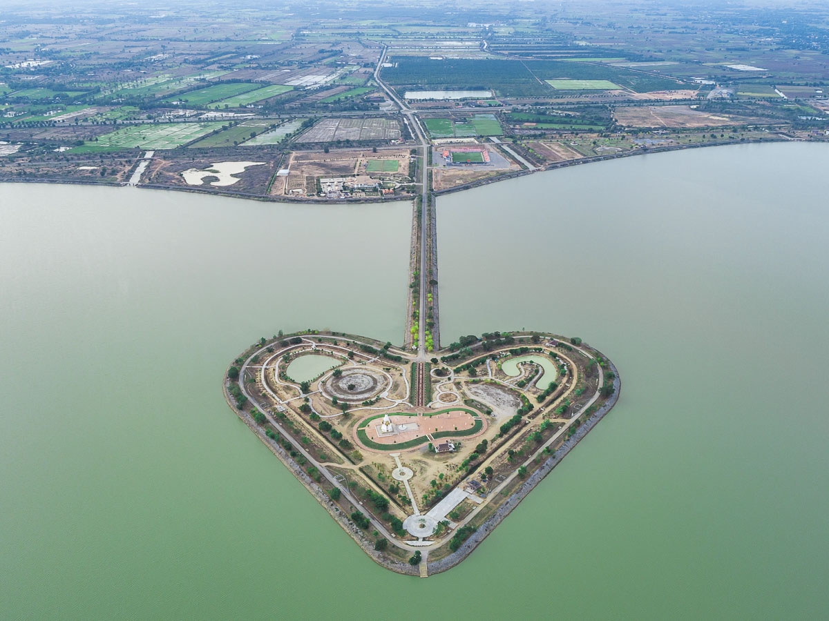 Vista aérea do parque Thung Thale Luang, em Sukhothai, com formato de coração cercado por lago.
