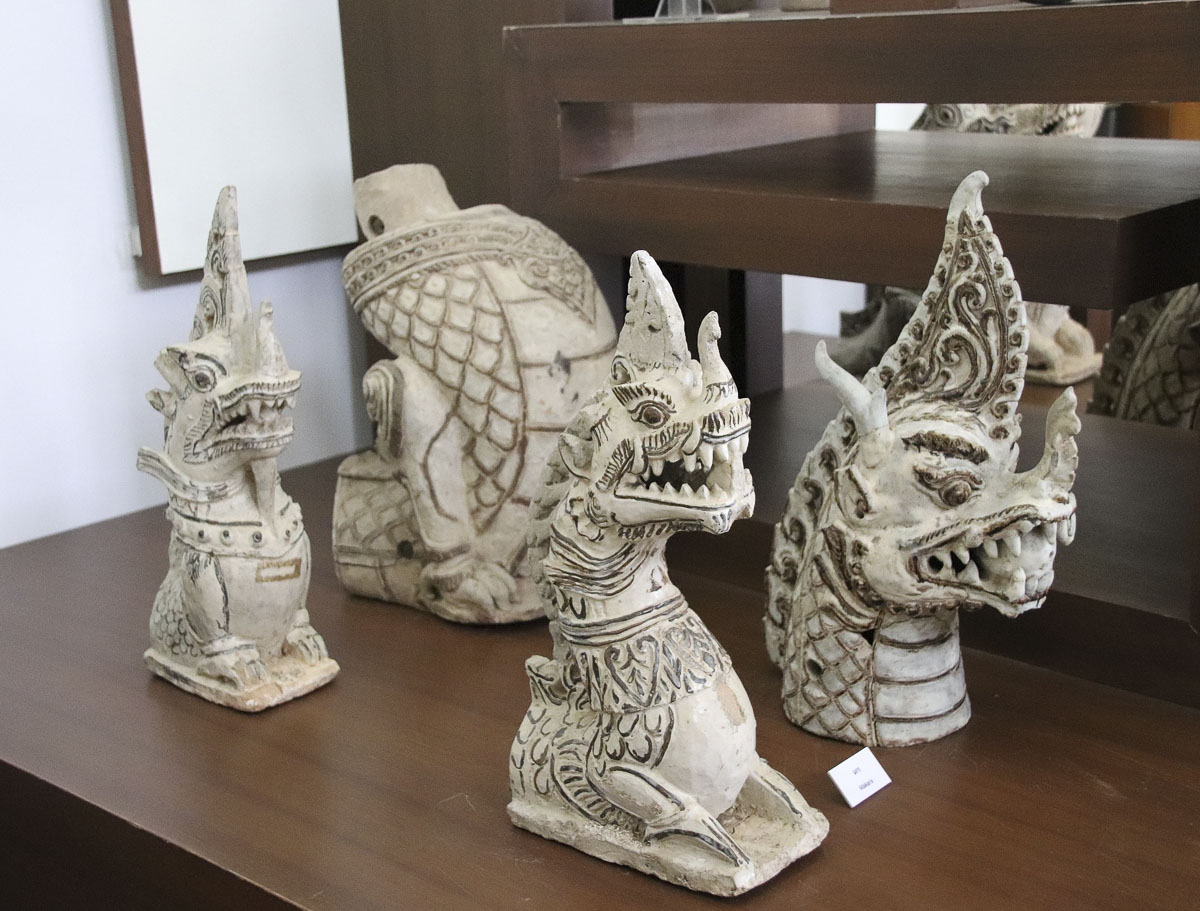 Esculturas antigas de figuras mitológicas tailandesas expostas no Museu Nacional Ramkhamhaeng, em Sukhothai.