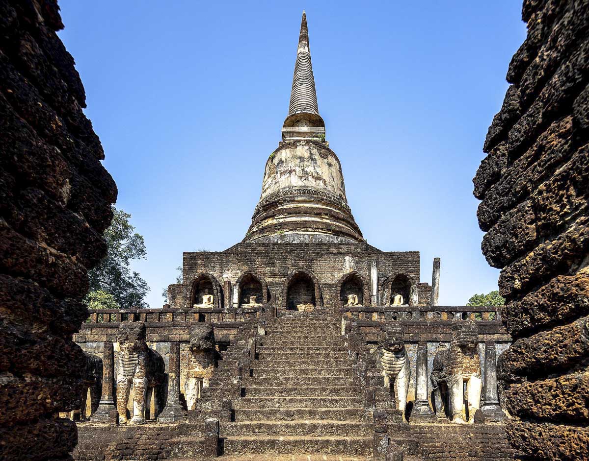 Templo Wat Chang Lom com elefantes esculpidos em volta da base, em Sukhothai.