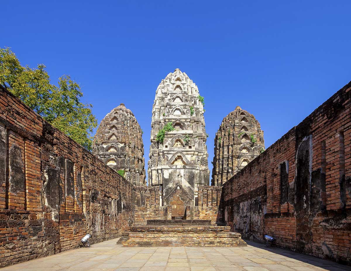 Três torres em estilo Khmer no templo Wat Si Sawai, em Sukhothai.