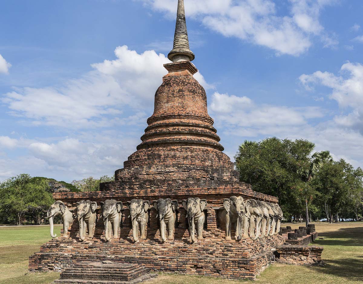 Chedi circular decorado com esculturas de elefantes no templo Wat Sorasak, em Sukhothai.
