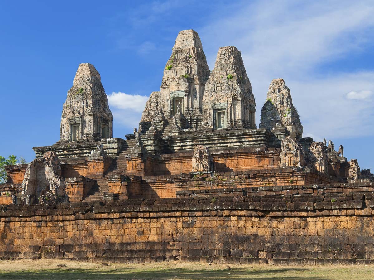 Templo de Banteay Kdei em Siem Reap, com torres de pedra e céu azul ao fundo.