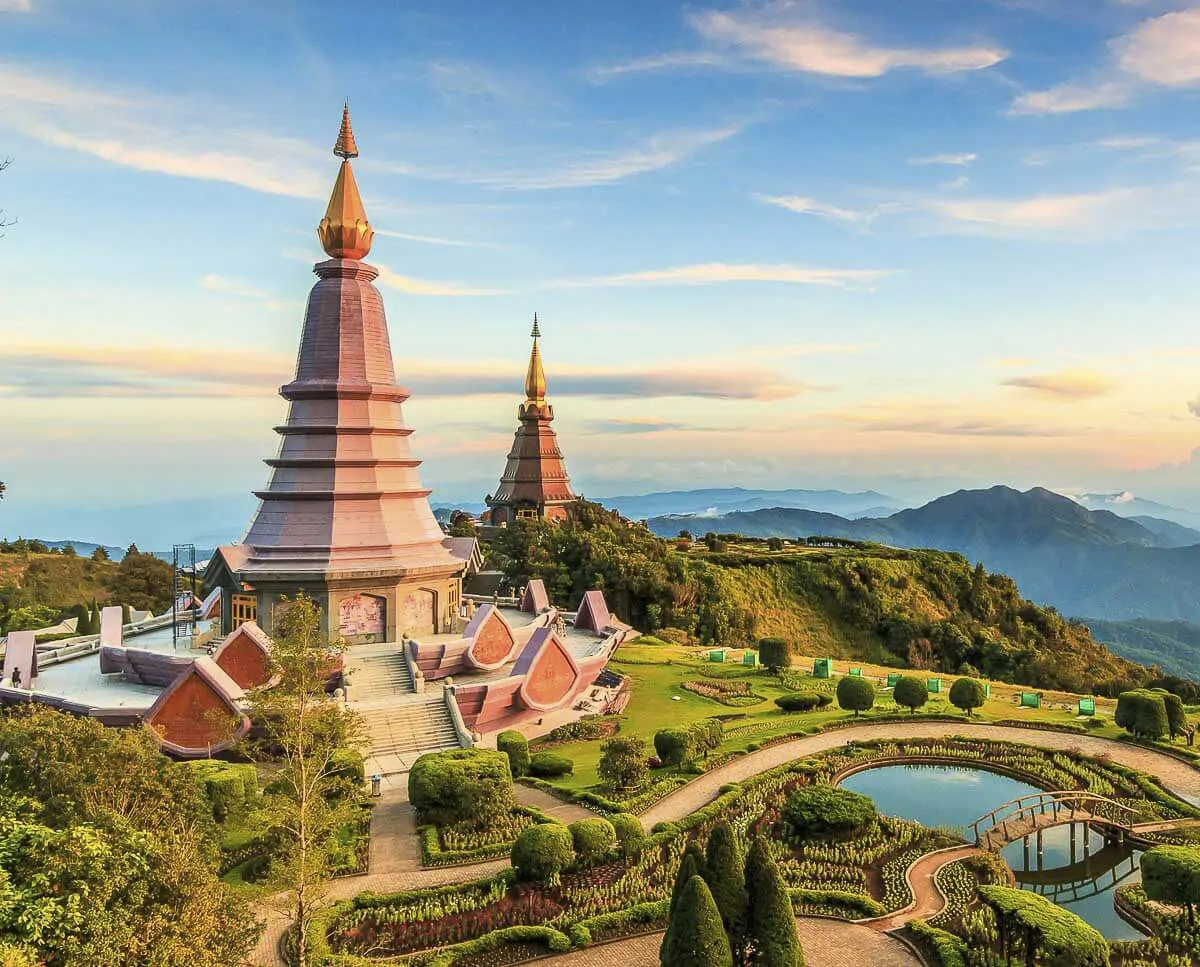 Duas estupas gêmeas do Doi Inthanon National Park no alto das montanhas de Chiang Mai.