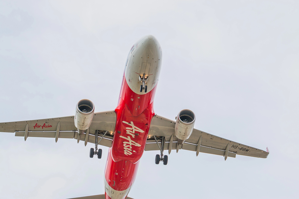 Avião da AirAsia se aproximando do pouso com trem de pouso abaixado.