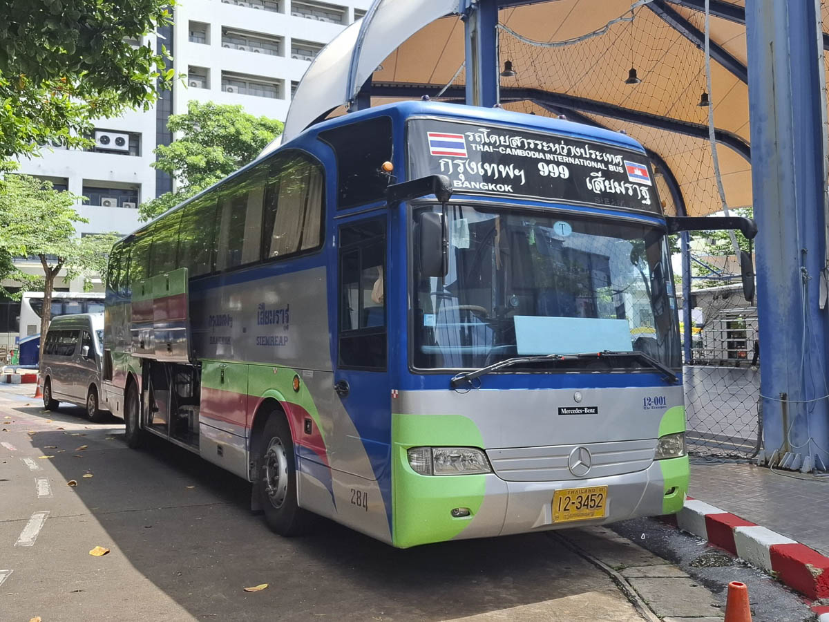 Ônibus internacional da rota Bangkok–Siem Reap estacionado antes da partida.