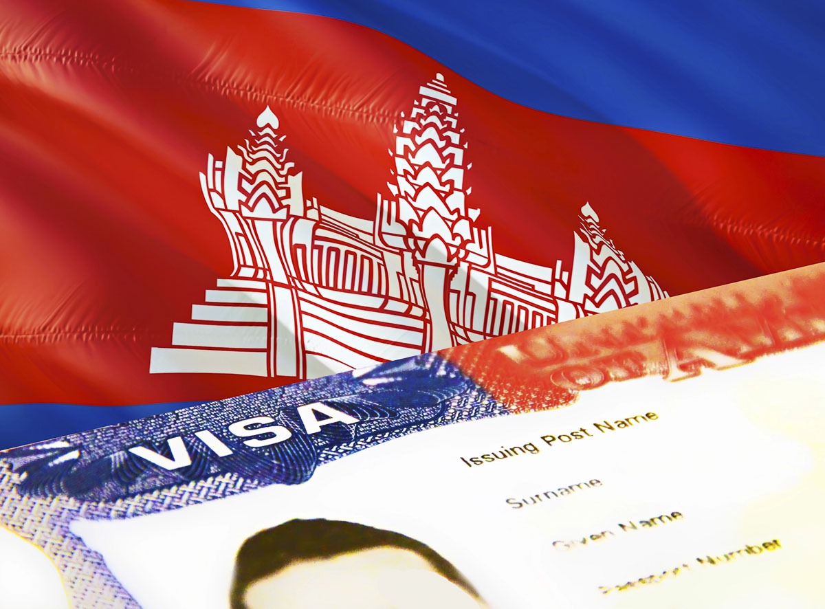 Bandeira do Camboja ao fundo com visto de entrada em destaque.